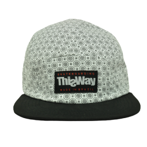 BONÉ FIVE PANEL ESTAMPA BRANCO E PRETO