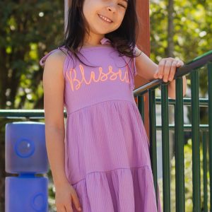 Vestido Canelado Infantil Feminino De Babado Com Alcinha De Amarração Estampa Blessed Lilás